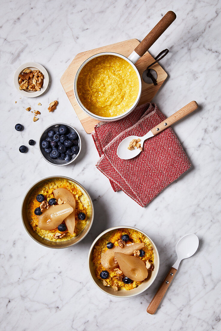 Kurkuma-Porridge mit gedünsteten Birnen