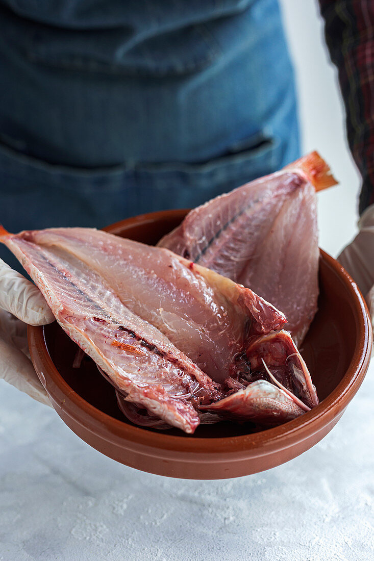 Rohe Fischfilets in Schüssel