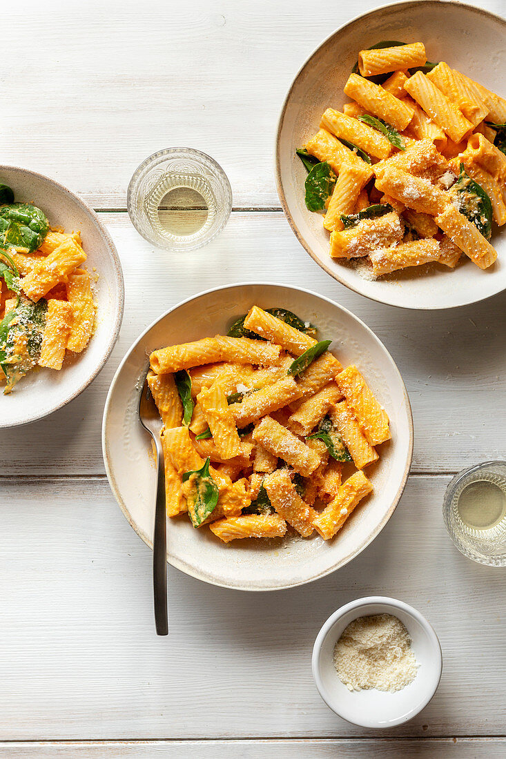 Spinach and pumpkin pasta in bowls