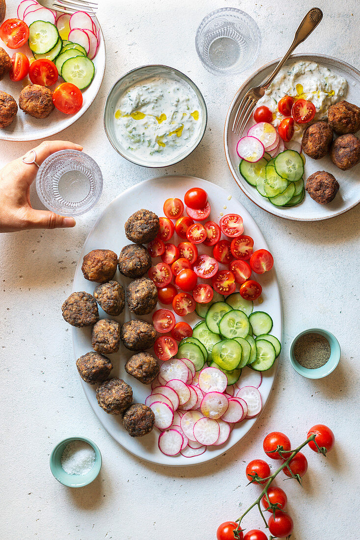 Vegetarische Hackbällchen mit Tzatziki und Gemüse