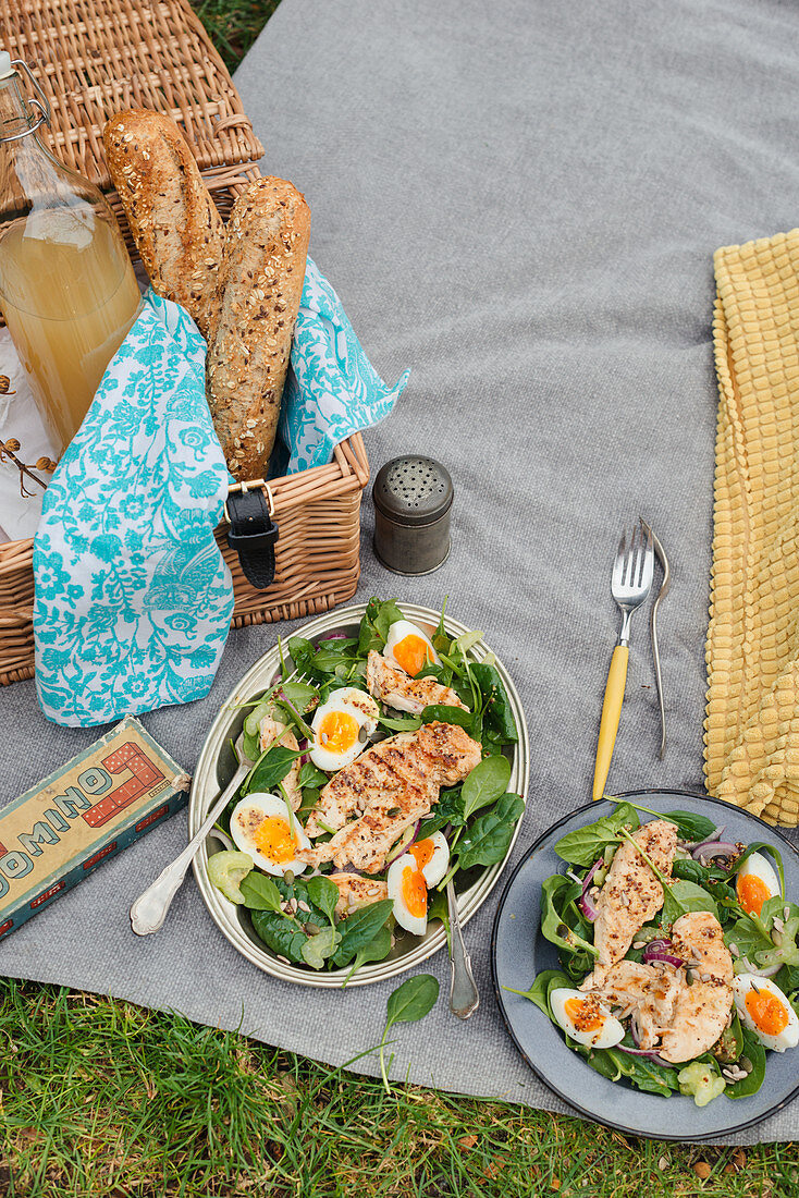 Hähnchen-Spinat-Salat mit Ei und Senfdressing für ein Picknick