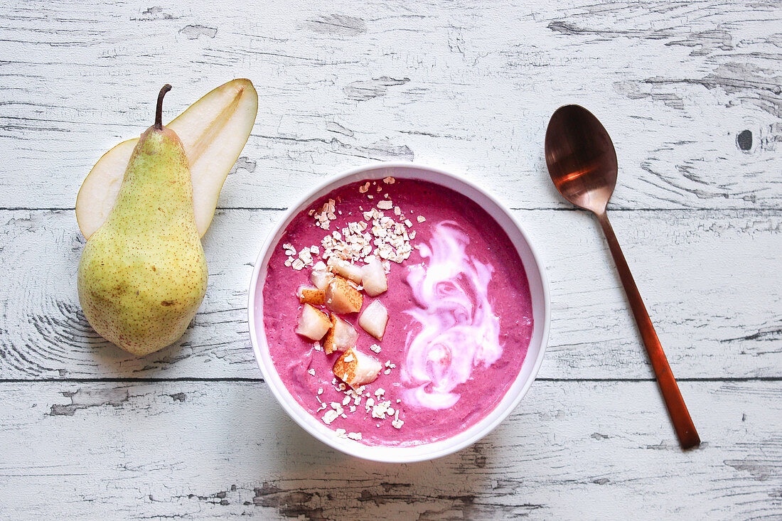 Pink-Smoothie-Bowl mit Rote-Bete, Bananen und Sojajoghurt