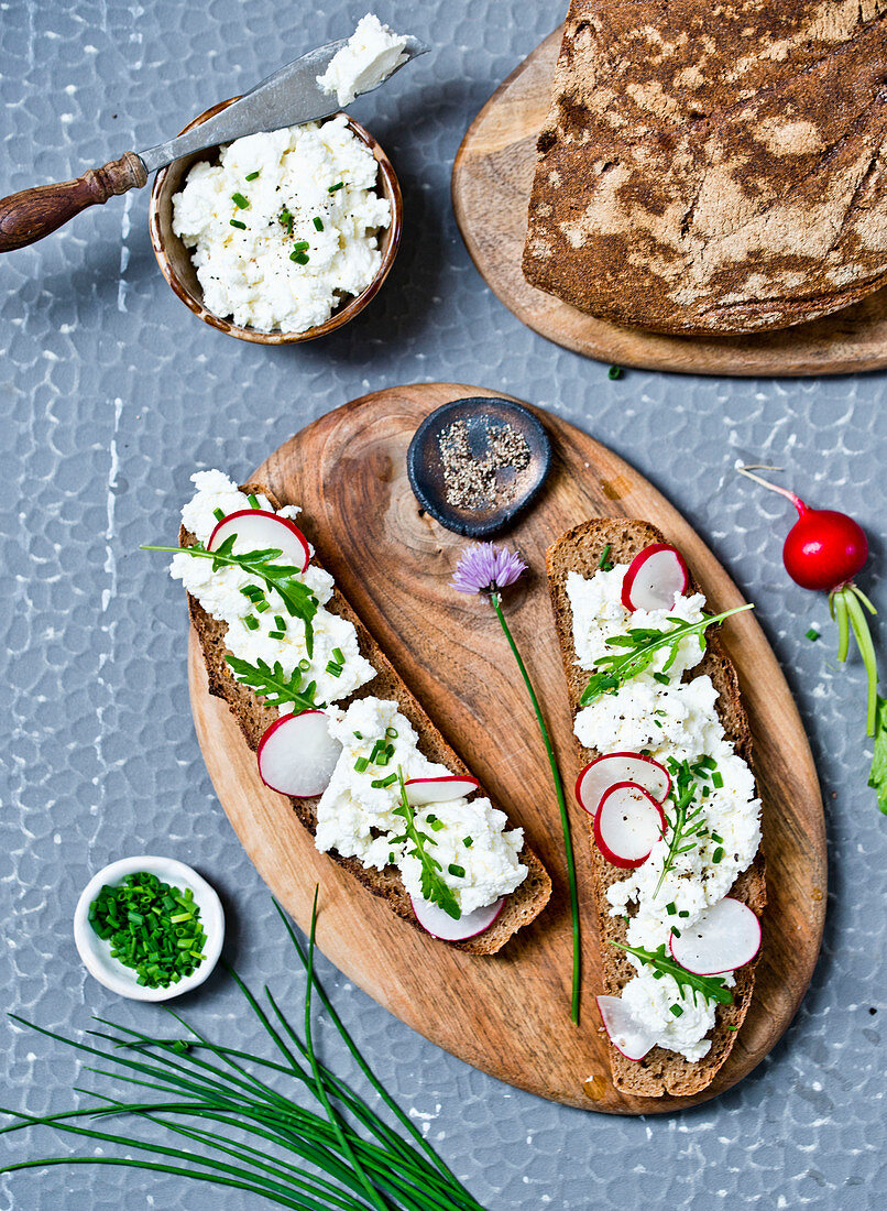 Brotscheiben mit Quark, Radieschen und Schnittlauch