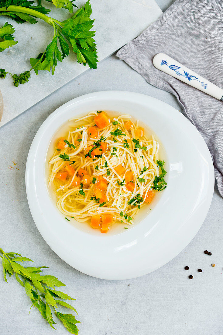 Nudelsuppe mit Karotten