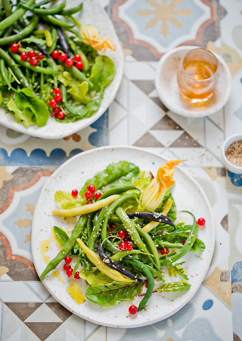 Fresh salad with beans and zucchini blossoms