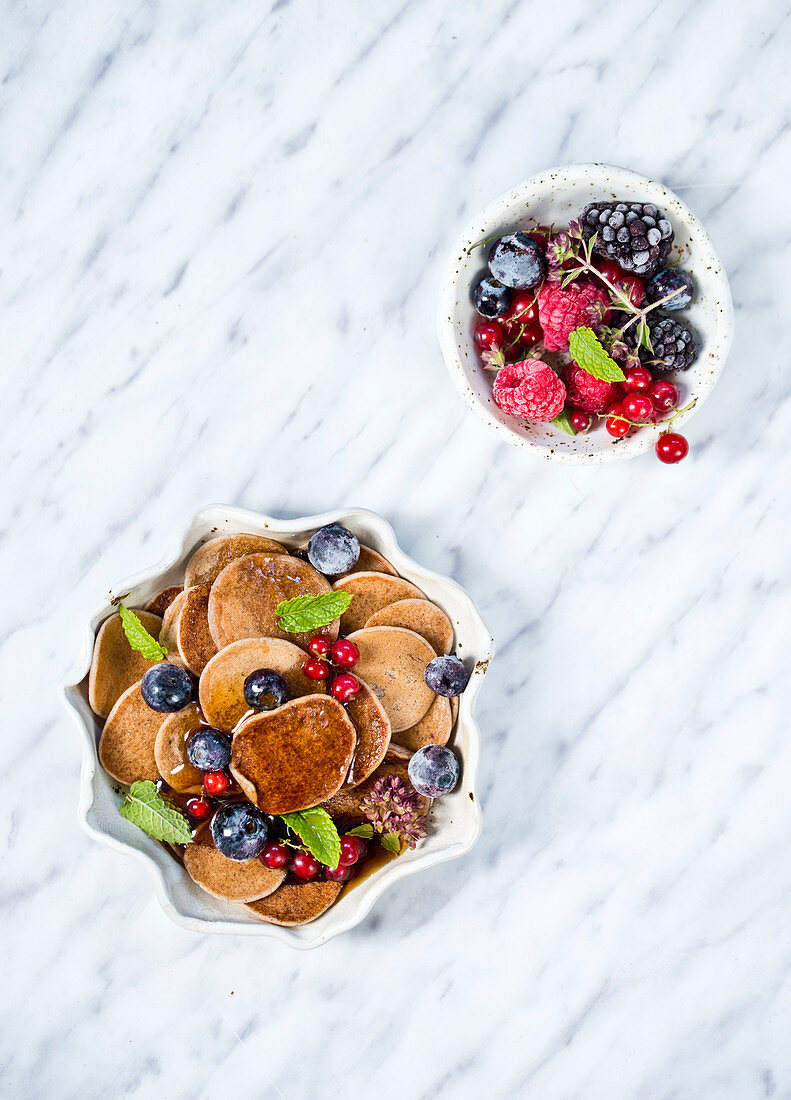 Mini-Pancakes mit Sommerbeeren