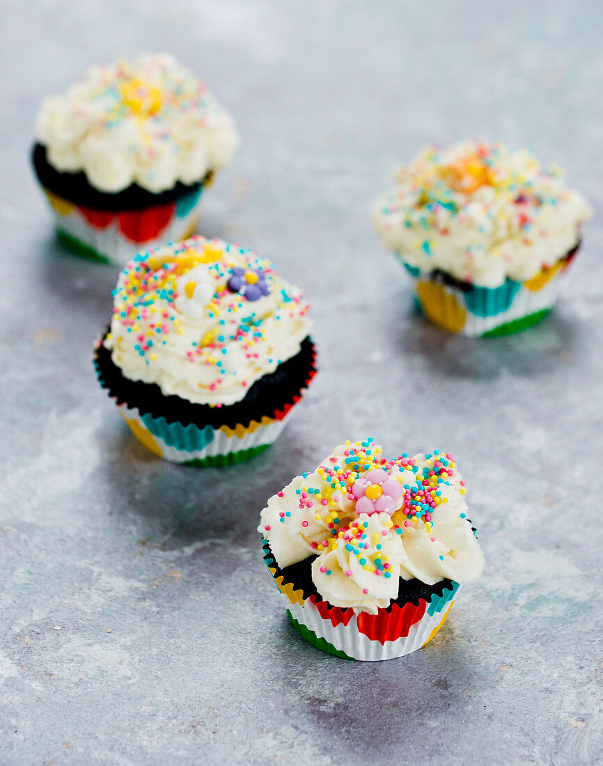 Cupcakes mit bunten Zuckerstreuseln