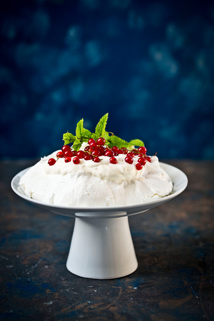 Meringue with red currants