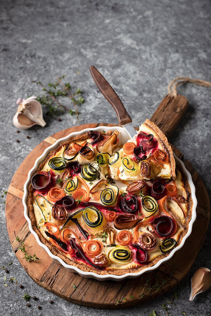 Regenbogen-Gemüsetarte mit Karotten, Zucchini, Aubergine und Rote Bete