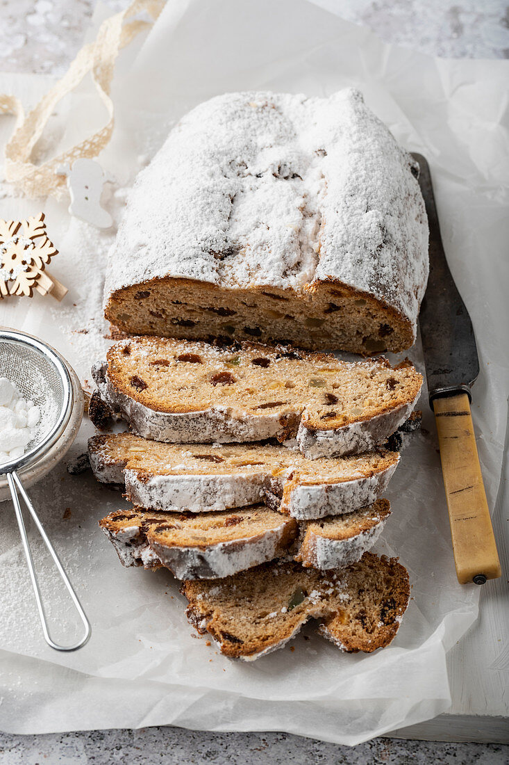 Stollen mit Nüssen, Gewürzen und kandierten Früchten