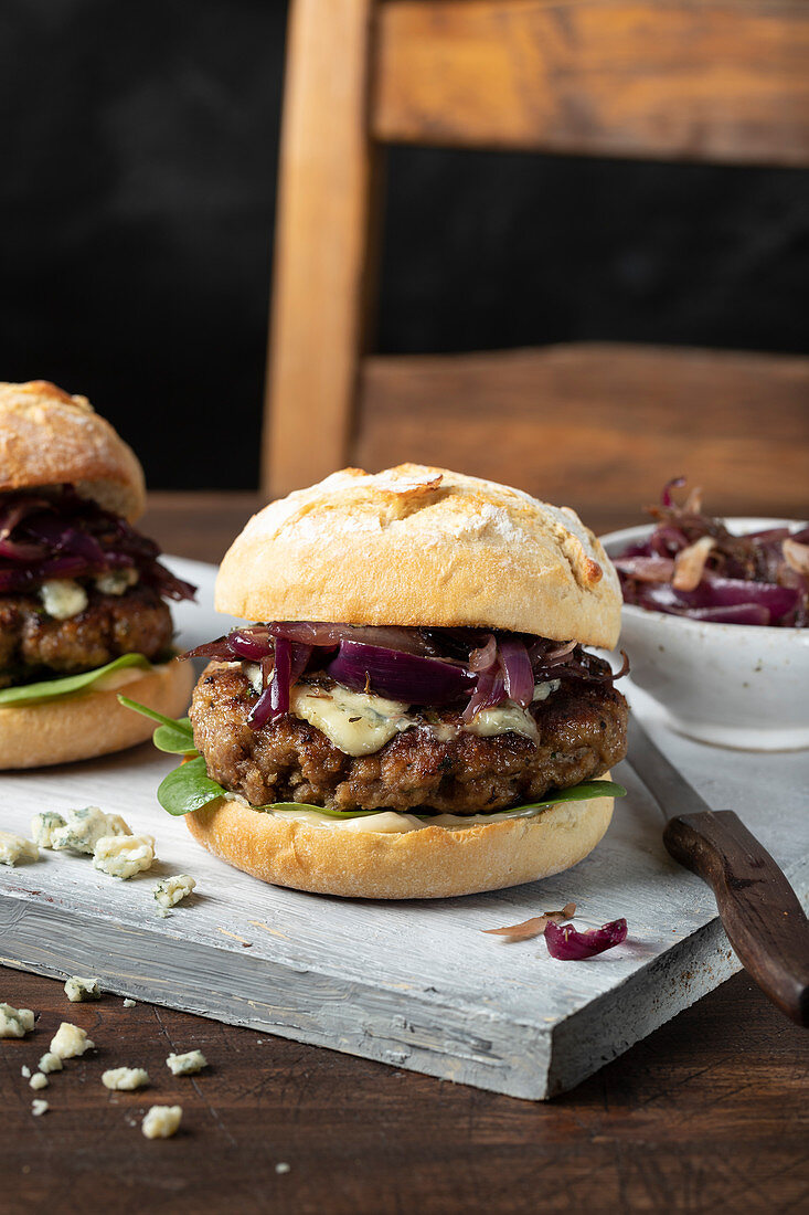 Putenburger mit Gorgonzola und karamellisierten roten Zwiebeln