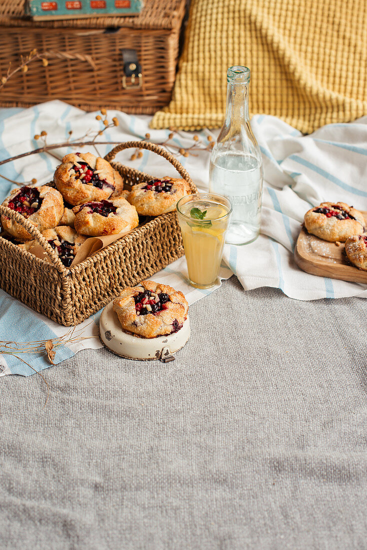 Mini-Galettes mit Beeren auf einer Picknickdecke