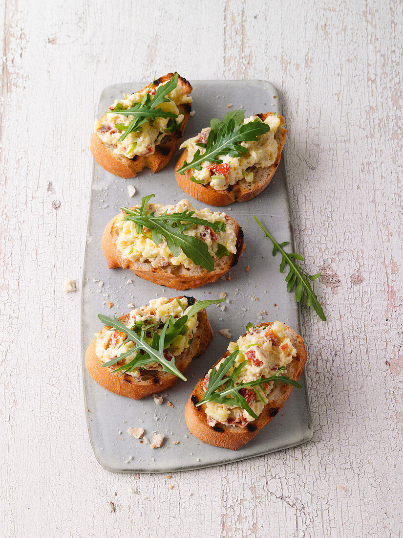 Röstbrote mit Kartoffel-Tomaten-Aufstrich und Rucola