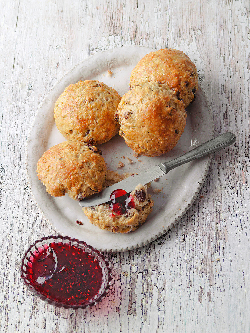 Schnelle Haferbrötchen mit Beeren-Zitronen-Konfitüre