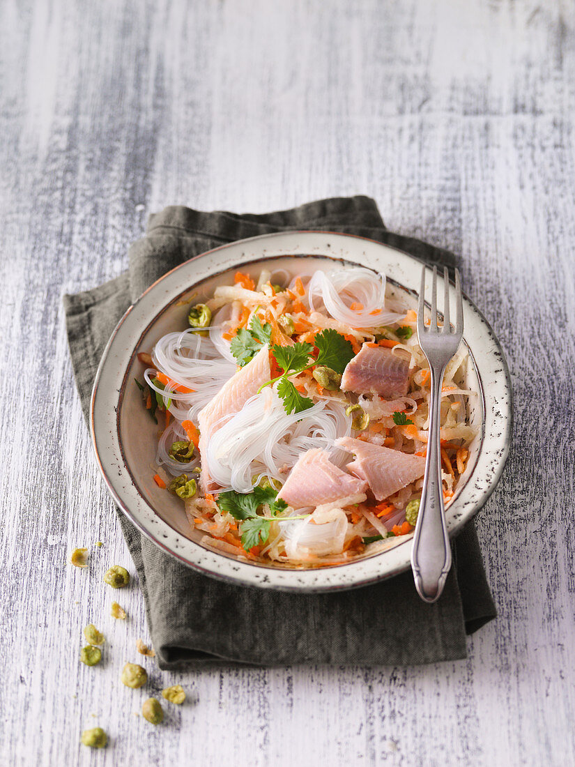 Rohkost-Bowl mit geräucherter Forelle und Glasnudeln