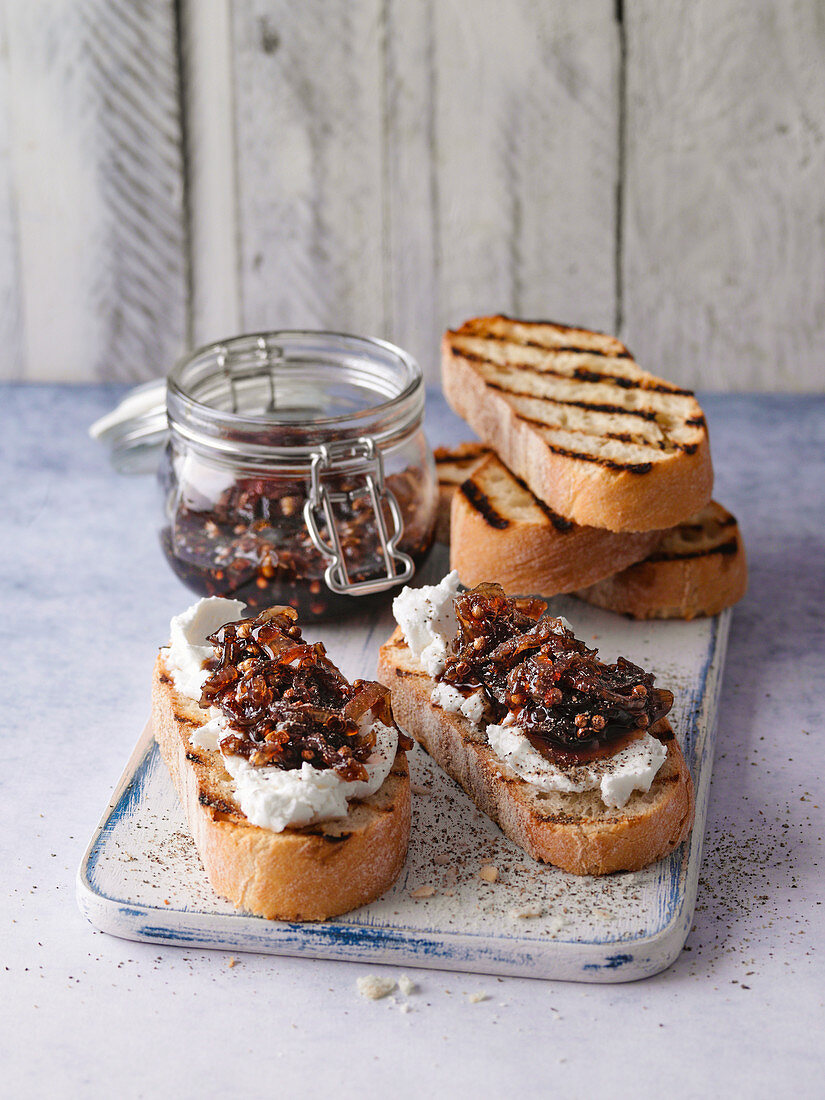 Toasted bread with goat’s cheese and onion chutney