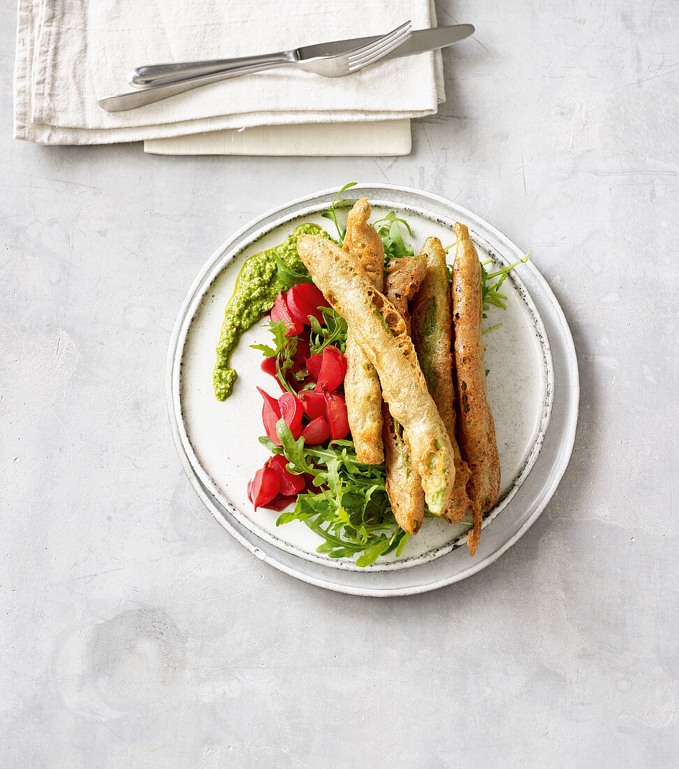 Gebackene Bohnen im Bierteig mit Radieschen und Pesto