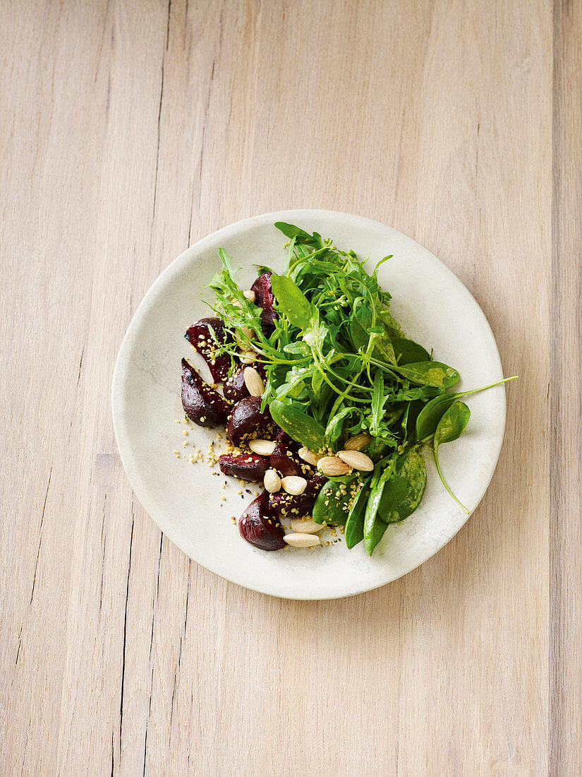 Veganer Spinat-Rucola-Salat mit gebackener Rote-Bete