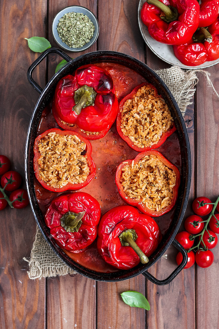 Paprika mit Tofu-Reis-Füllung in Tomatensauce (vegan)