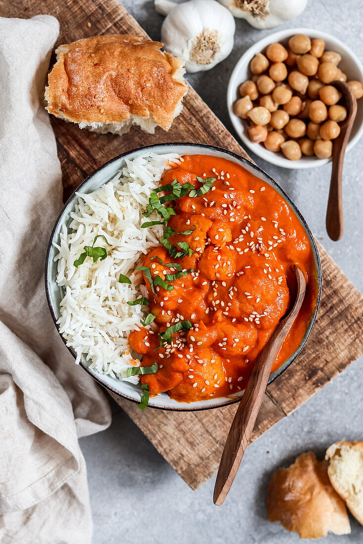 Indian coconut-cauliflower curry with chickpeas (vegan)