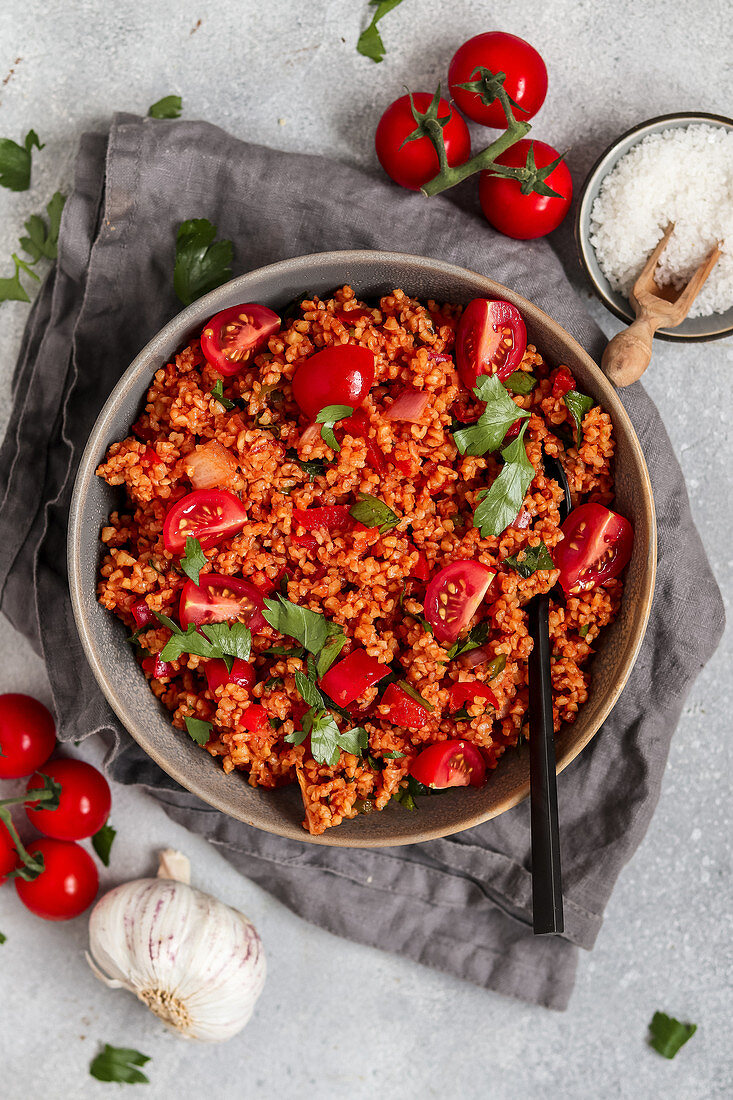 Türkischer Bulgursalat mit Spitzpaprika und Tomaten (vegan)