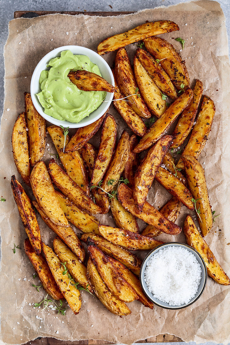 Spicy potato wedges with avocado cream (vegan)