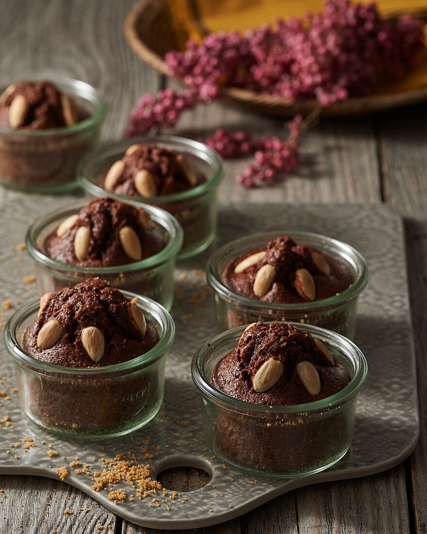 Small honey cakes baked in jars