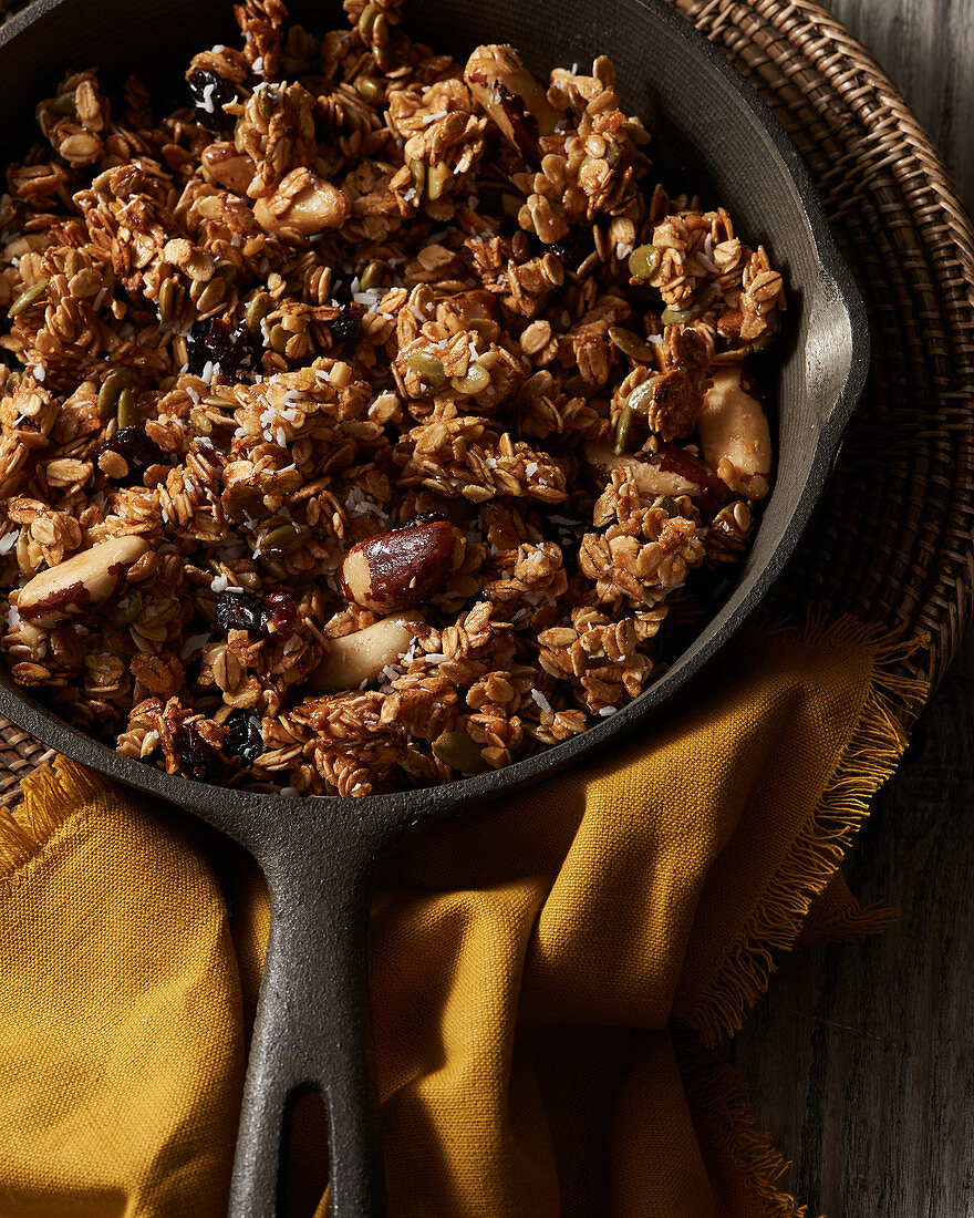 Knuspermüsli mit Nüssen und Honig in der Pfanne