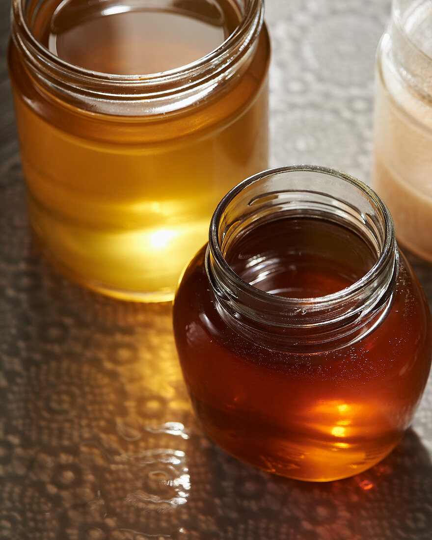 Verschiedene Sorten Honig in Gläsern