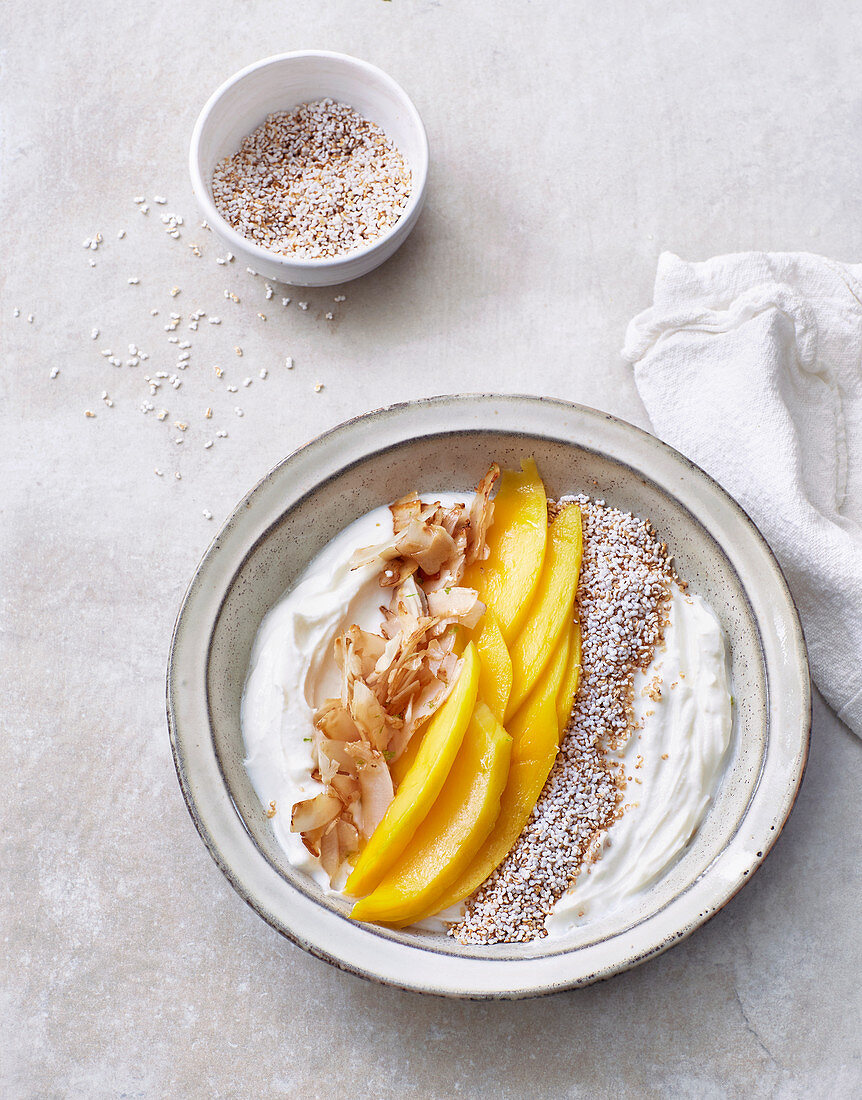 Exotische Schafsquark-Bowl mit Mango, Amarant und Kokos-Knusper