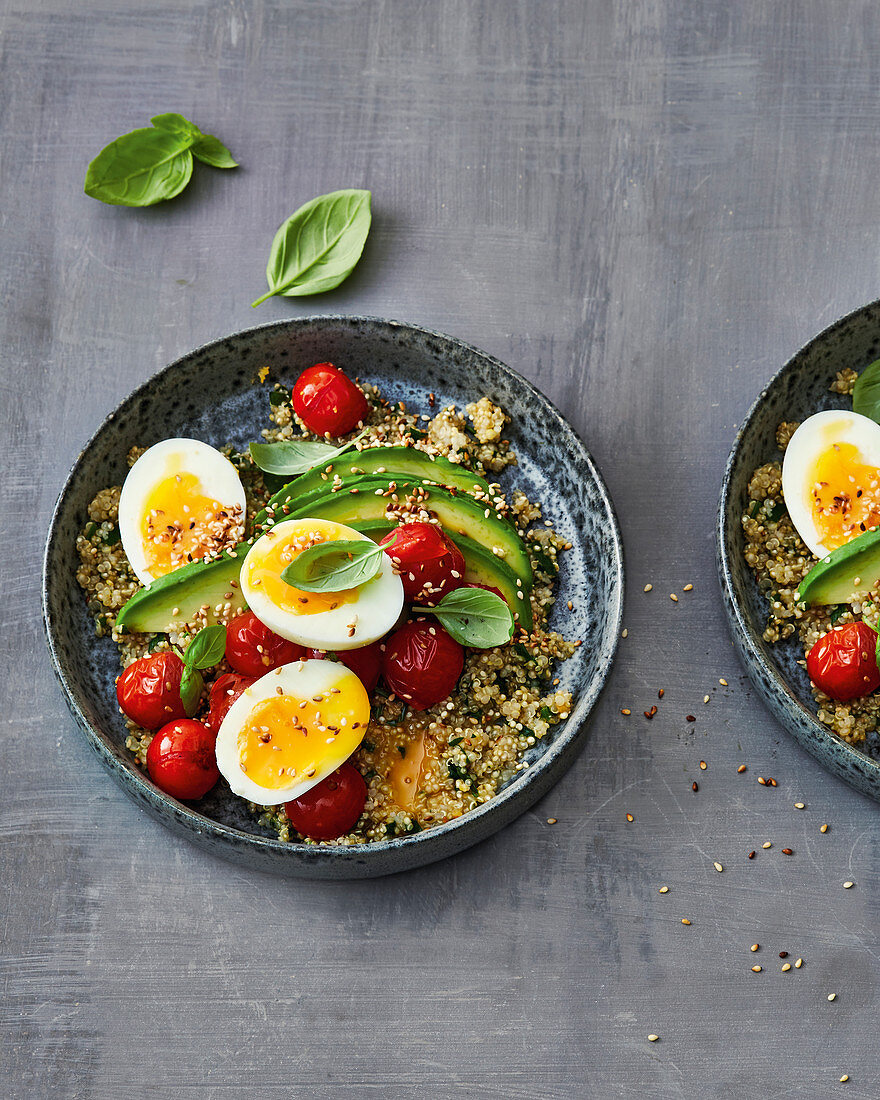 Herzhafter Quinoa-Porridge mit Avocado, Kirschtomaten und Eiern