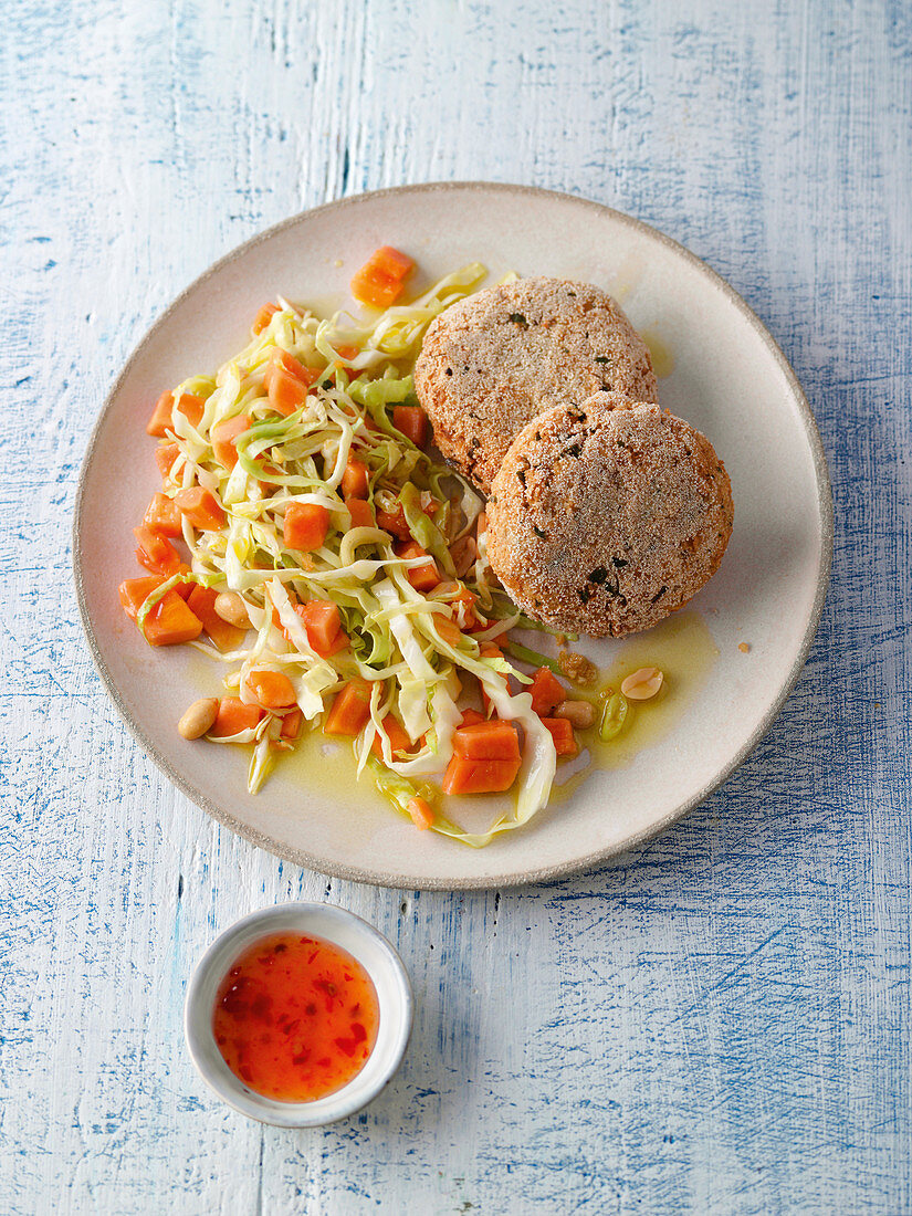 Vegane Kichererbsen-'Frikadellen' mit Spitzkohl-Papaya-Salat