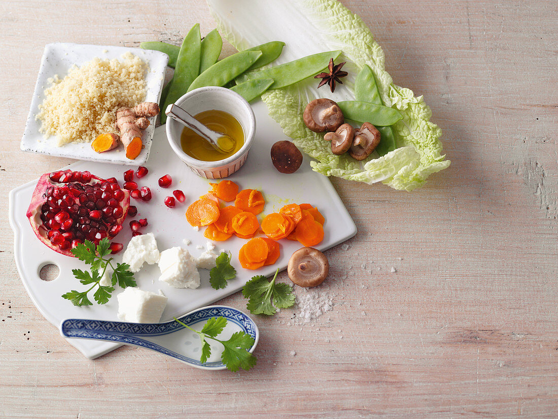 Rohe Zutaten für Suppen und Salate