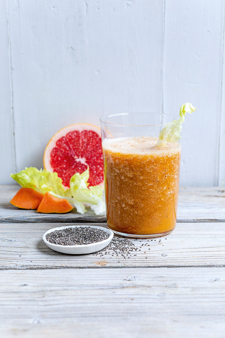 Endive bitter elixir with papaya and chia seeds