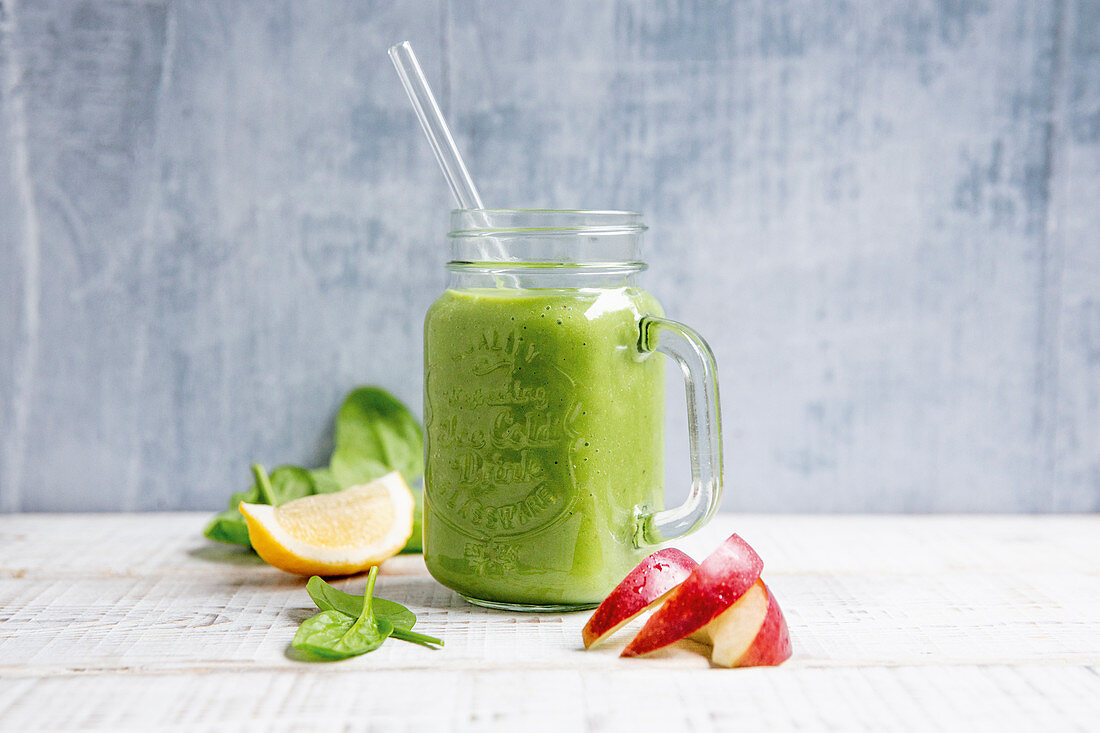 Evergreen - green smoothie with spinach, apple and avocado