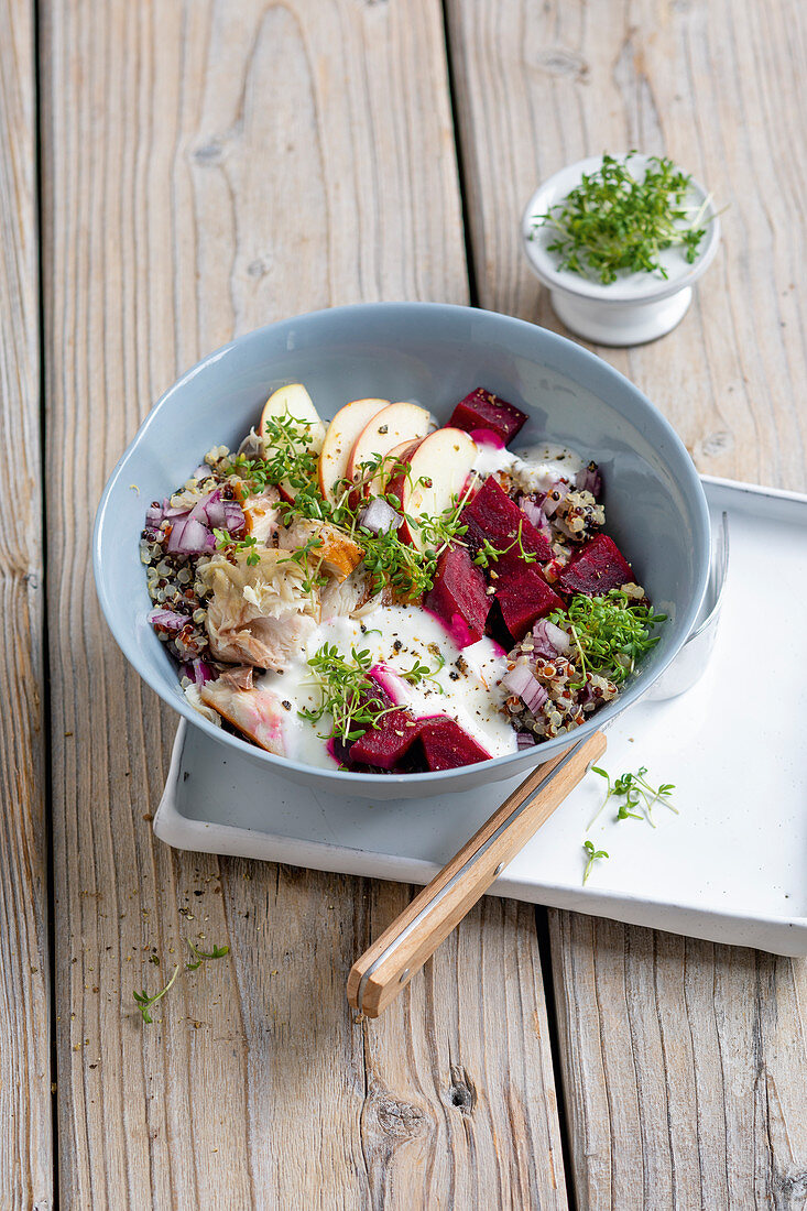 Quinoa-Bowl mit Räuchermakrele, Rote-Bete und Apfel