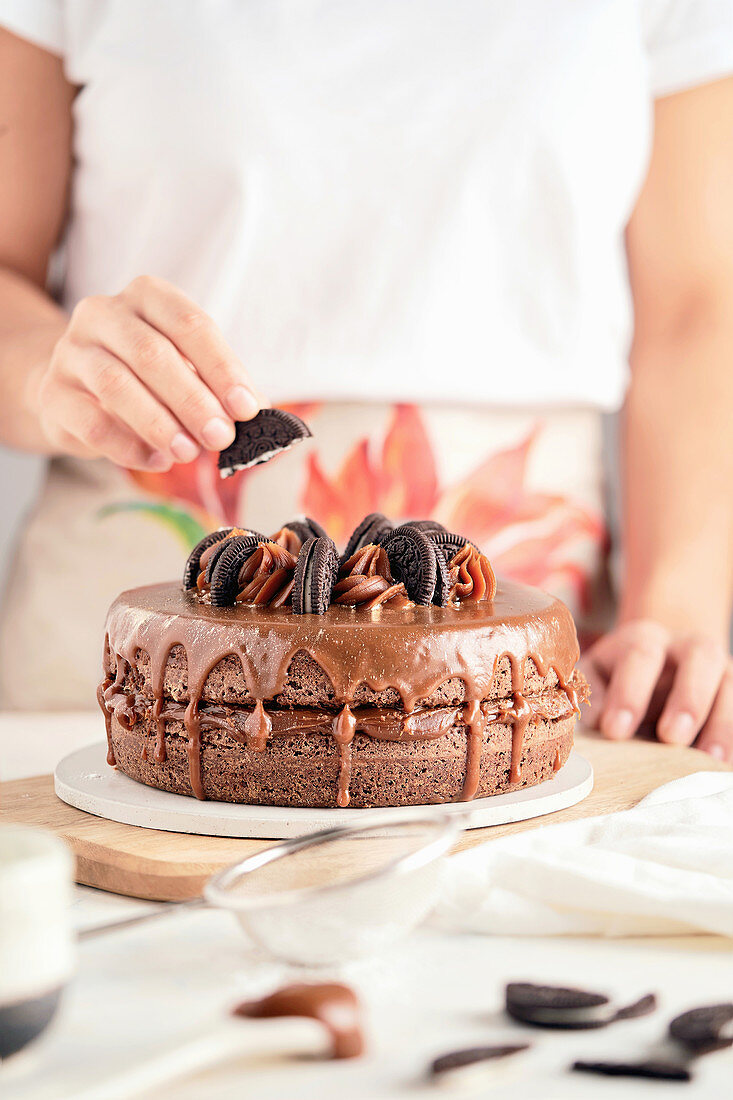 Schokoladenkuchen mit Keksen verzieren