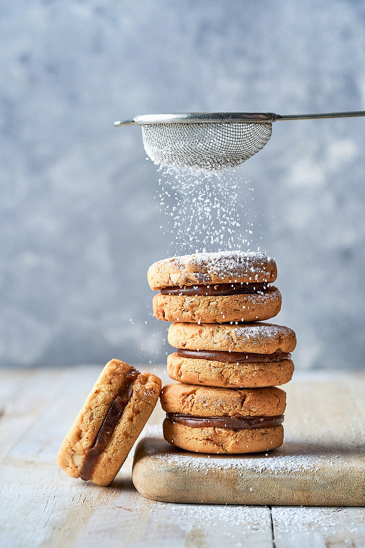 Sandwich Cookies mit Karamellfüllung und Puderzucker