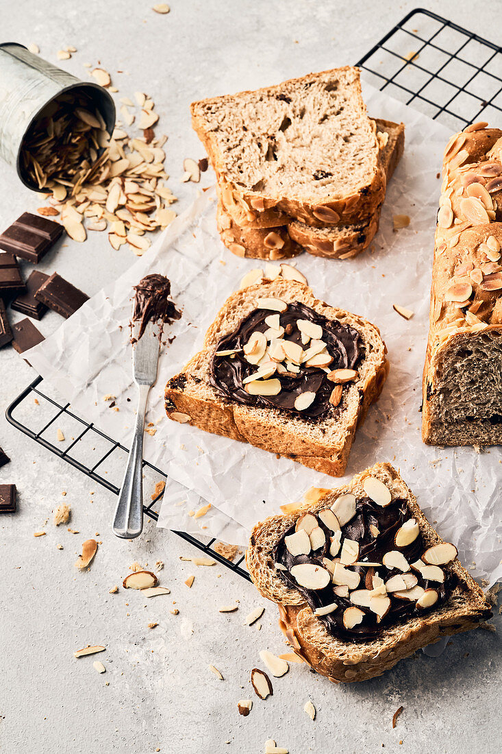 Brotscheiben mit Schokoladencreme und Mandelblättchen