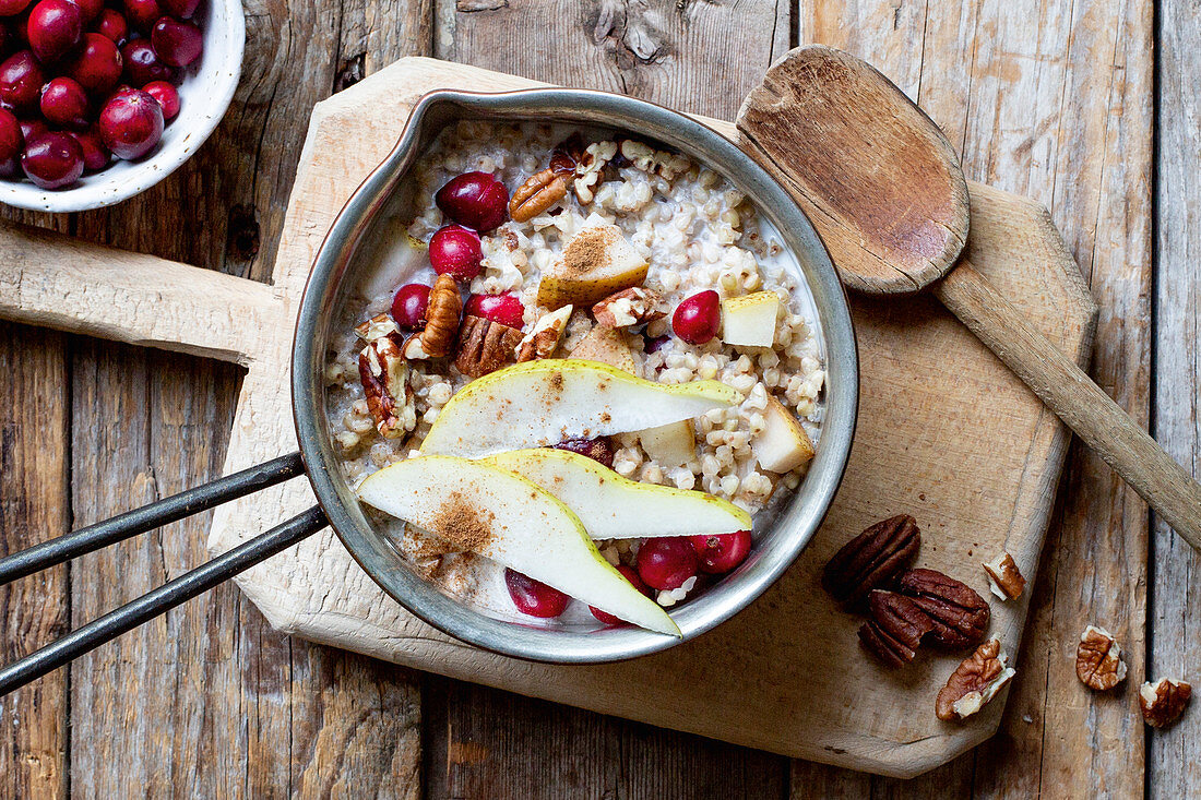 Buchweizen-Cranberry-Porridge mit Mandeldrink