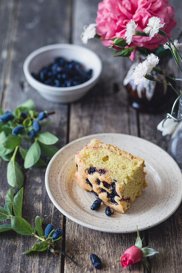 Ein Stück Blaubeerkuchen mit sibirischen Blaubeeren