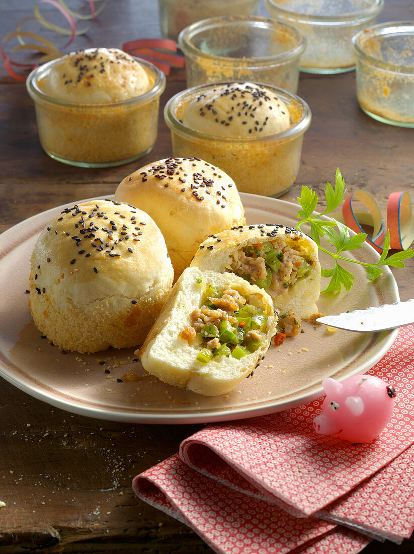Bread rolls baked in a jar with minced meat and vegetable filling