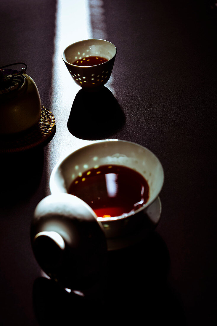 Tee in traditionellem chinesischem Becher