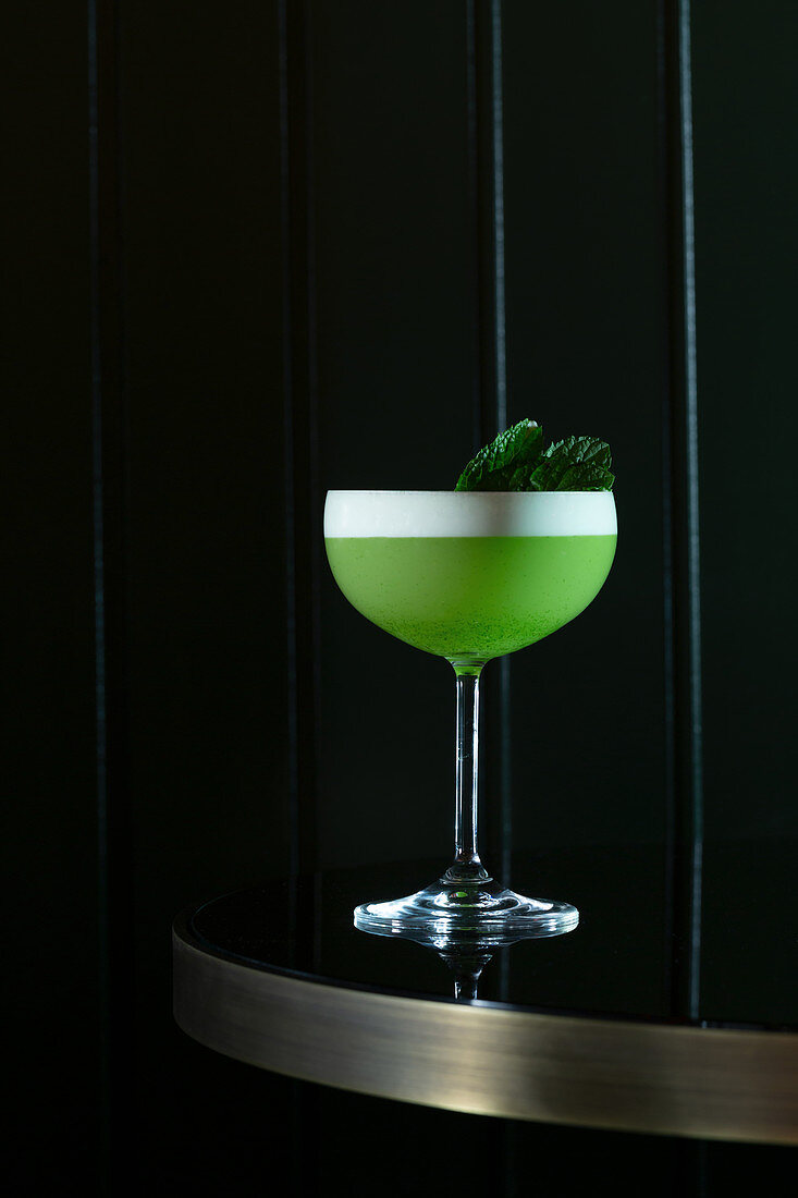 Grüner Cocktail mit Minzblättern