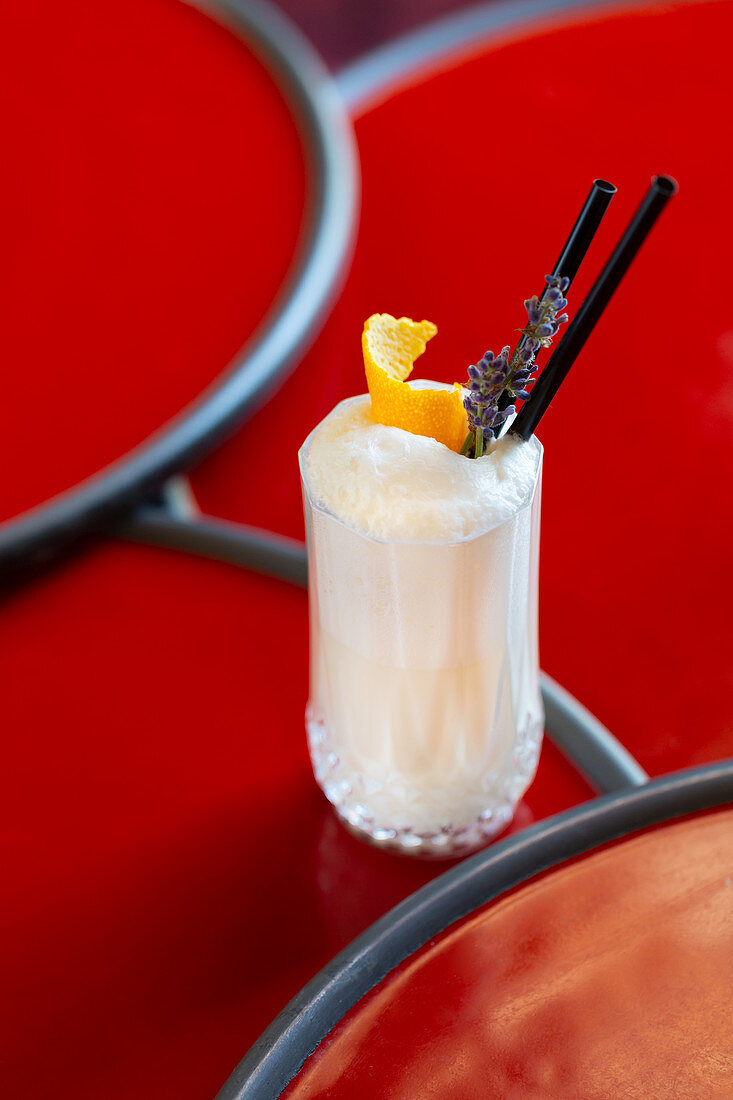 Cremiger Cocktail mit Orangenschale und Lavendelblüte