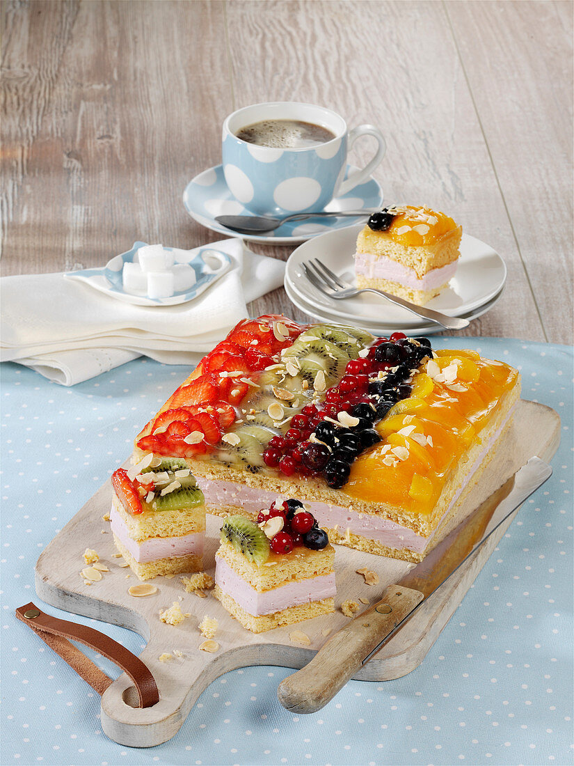 Cheesecake slices with fruit