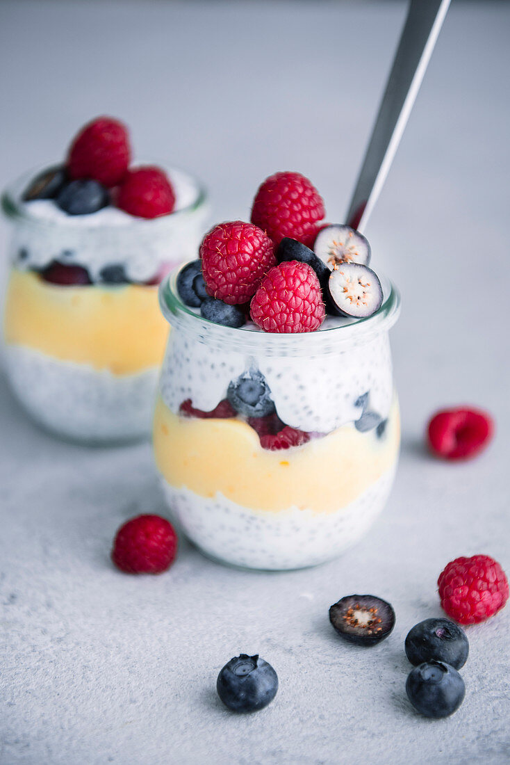 Schichtdessert mit Chiapudding, Skyr, Lemon Curd und Beeren