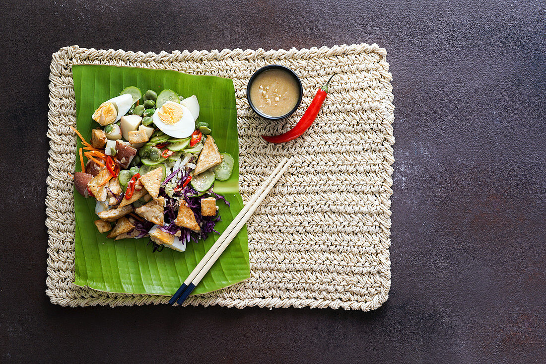 Gado Gado mit Tofu, Ei und Erdnusssauce (Indonesien)
