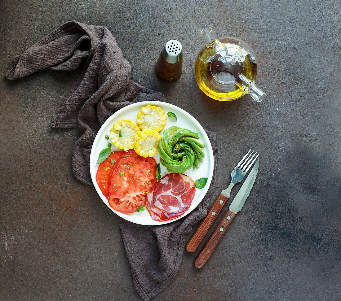 Brunch mit Pancetta, Avocado, Mais und Tomaten