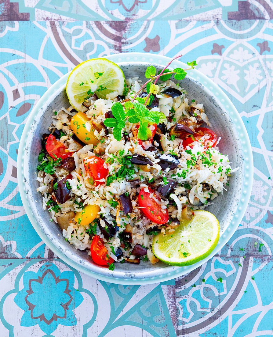 Cauliflower rice with aubergines and tomatoes